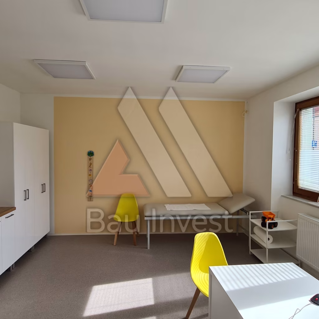 Kinderarztpraxis Engelhartstetten, Behandlungsraum mit Liege